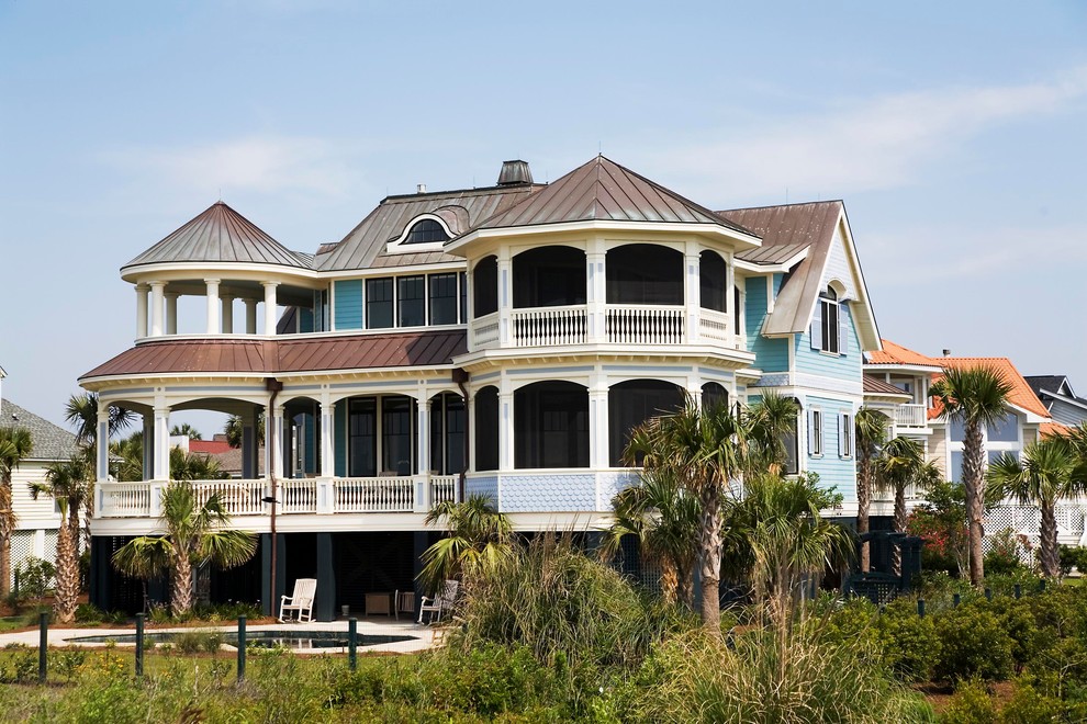 Источник вдохновения для домашнего уюта: двухэтажный, синий частный загородный дом в морском стиле с металлической крышей