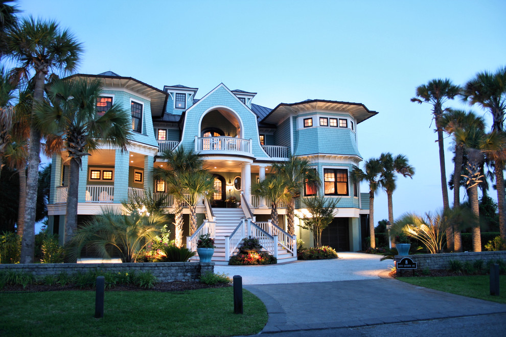 Ispirazione per la villa grande blu stile marinaro a tre piani con copertura in metallo o lamiera e rivestimento in legno