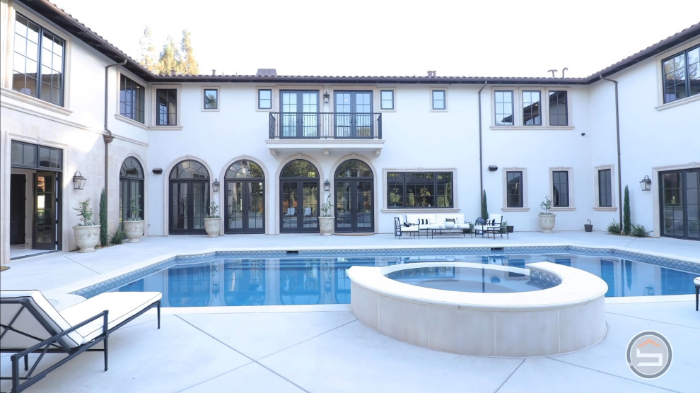 Geräumiges, Zweistöckiges Mediterranes Einfamilienhaus mit Putzfassade, weißer Fassadenfarbe, Walmdach, Ziegeldach und rotem Dach in Sacramento