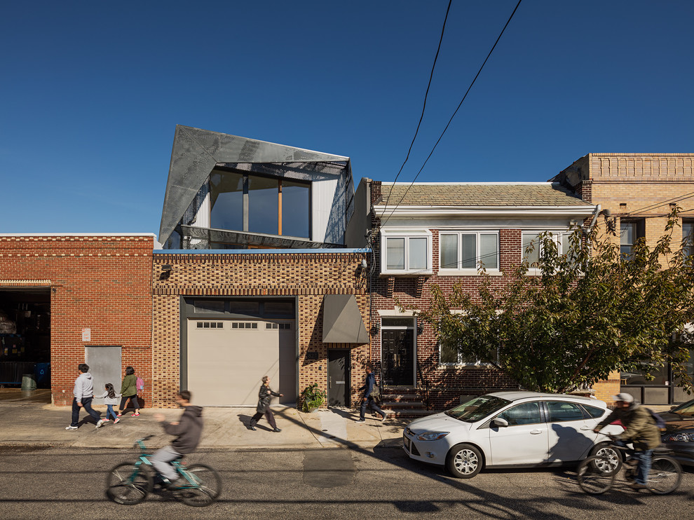 Zweistöckiges Industrial Haus mit Mix-Fassade, bunter Fassadenfarbe und Pultdach in Philadelphia