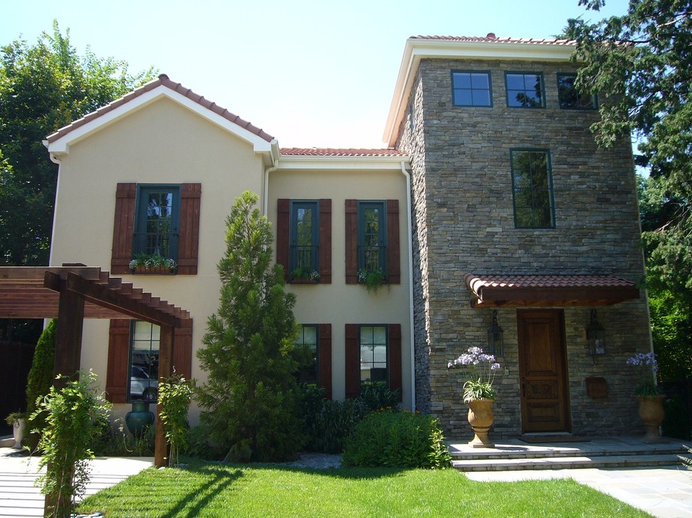ワシントンD.C.にある地中海スタイルのおしゃれな家の外観の写真
