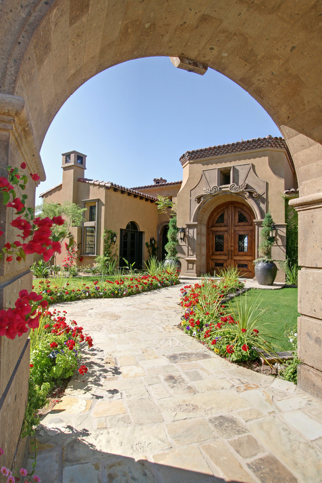 Ispirazione per la villa ampia multicolore mediterranea a due piani con rivestimenti misti, tetto a capanna e copertura mista