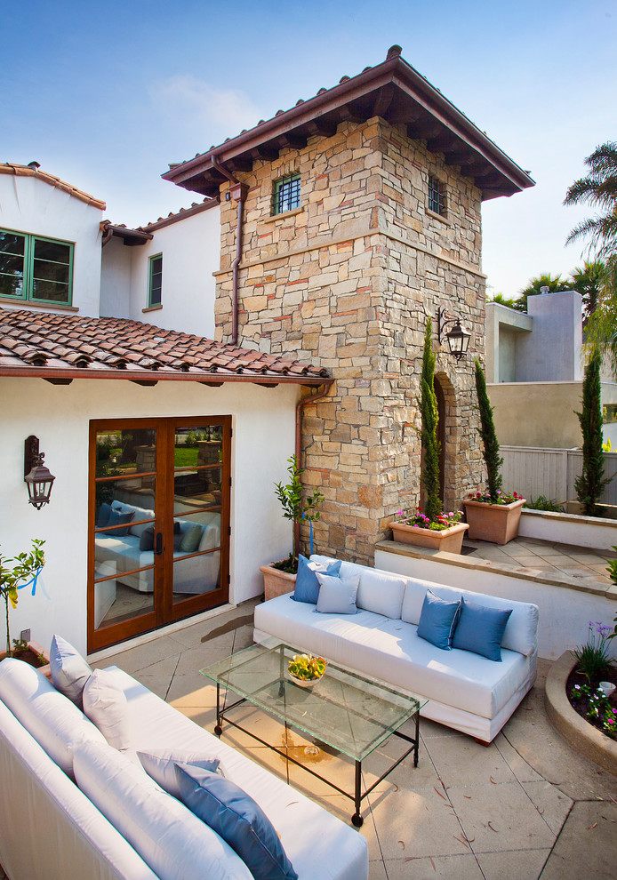 ロサンゼルスにある地中海スタイルのおしゃれな家の外観 (混合材サイディング) の写真