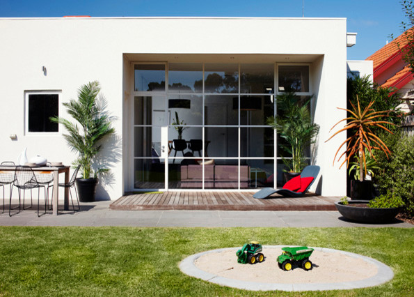 Mittelgroßes, Einstöckiges Modernes Haus mit Putzfassade und weißer Fassadenfarbe in Melbourne