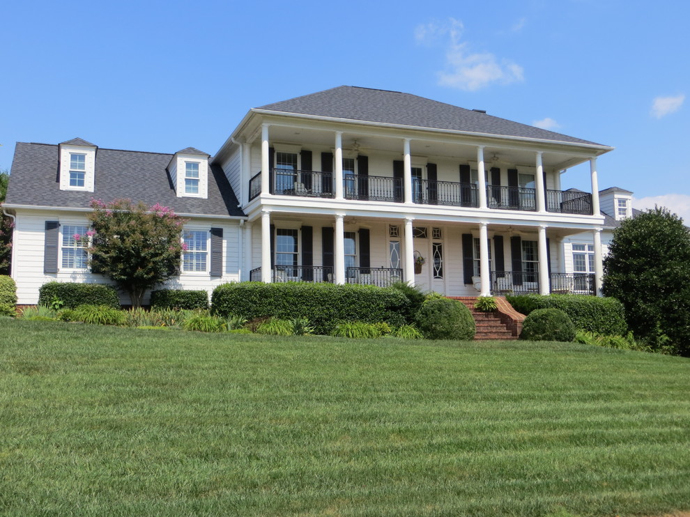 Großes, Zweistöckiges Klassisches Einfamilienhaus mit Faserzement-Fassade, weißer Fassadenfarbe, Walmdach und Schindeldach in Sonstige