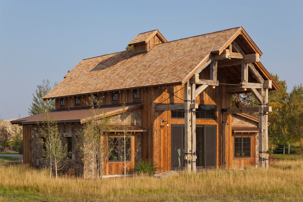 Стильный дизайн: двухэтажный, деревянный, коричневый дом в стиле рустика с односкатной крышей - последний тренд