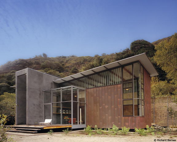 Ejemplo de fachada de casa multicolor contemporánea de una planta con revestimiento de metal y tejado plano