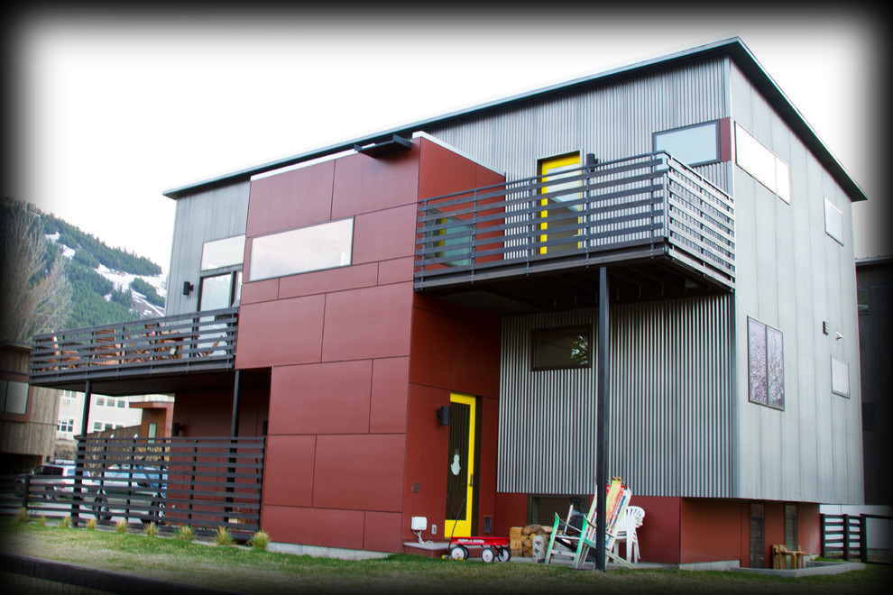 Diseño de fachada de casa multicolor contemporánea grande de dos plantas con revestimientos combinados, tejado de un solo tendido y tejado de metal