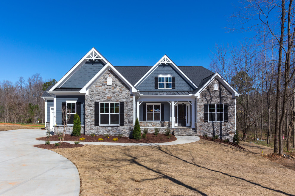 Mittelgroßes, Zweistöckiges Rustikales Einfamilienhaus mit Mix-Fassade, blauer Fassadenfarbe, Halbwalmdach und Misch-Dachdeckung in Raleigh