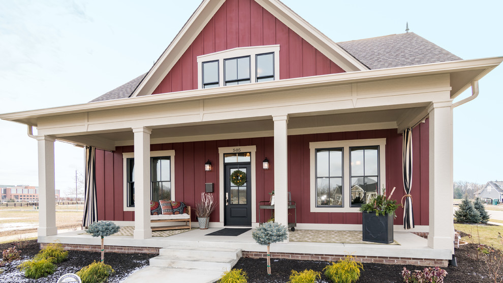 Idee per la facciata di una casa grande rossa american style a due piani con rivestimento in legno