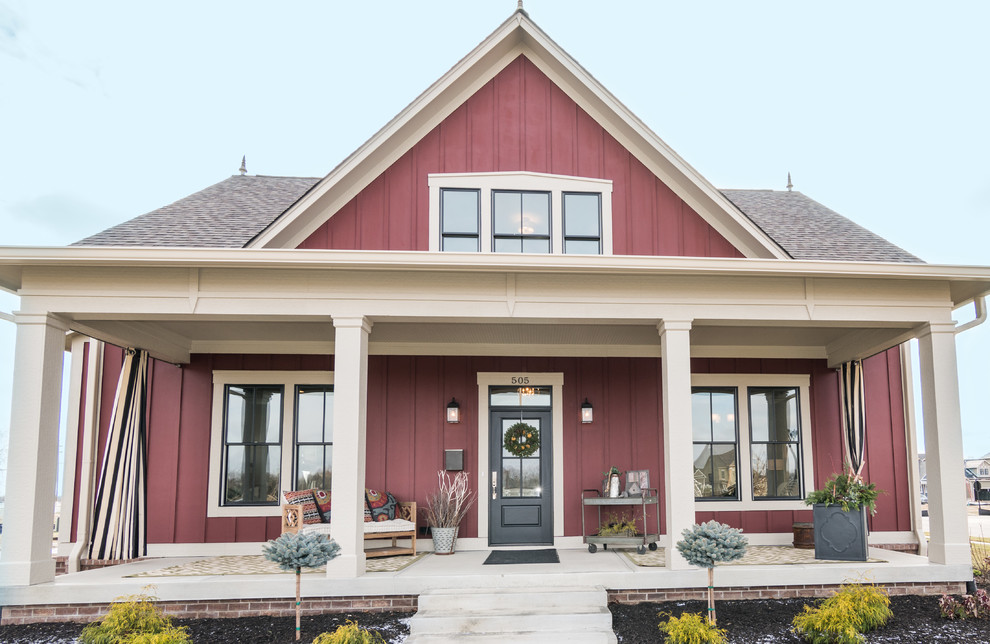 Idee per la facciata di una casa grande rossa american style a due piani con rivestimento in legno e tetto a capanna