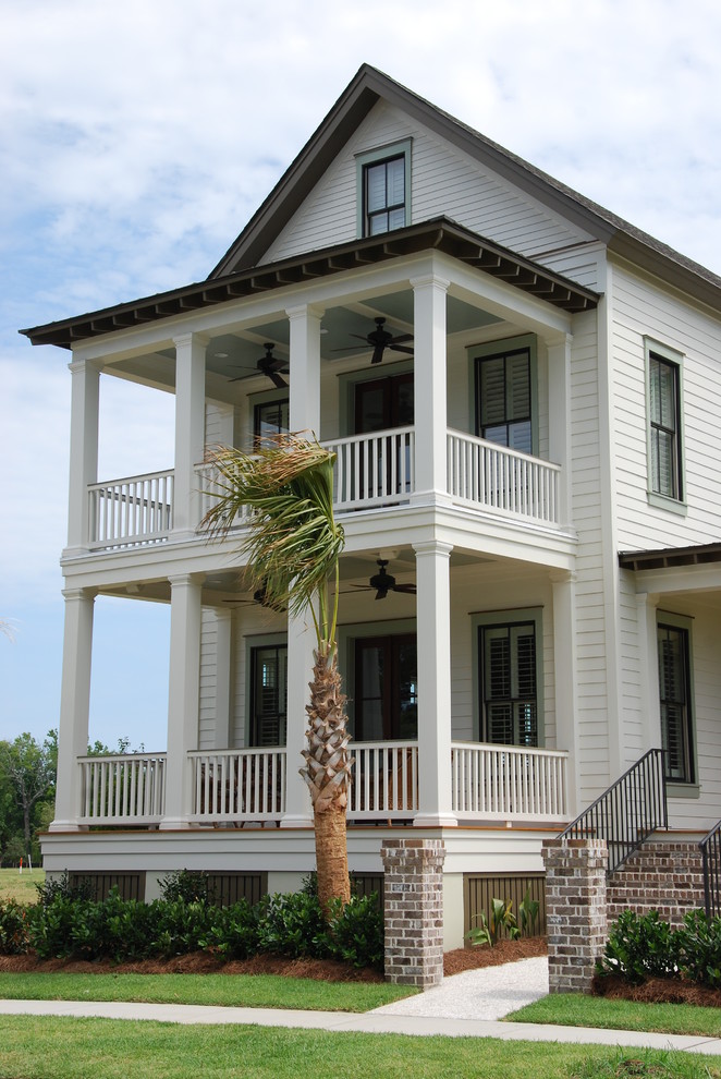 Immagine della facciata di una casa classica con rivestimento in legno