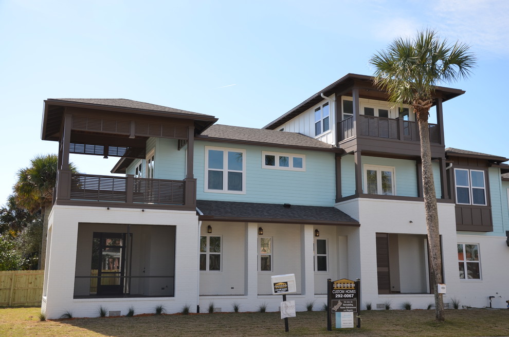 Dreistöckiges Maritimes Haus mit weißer Fassadenfarbe in Jacksonville