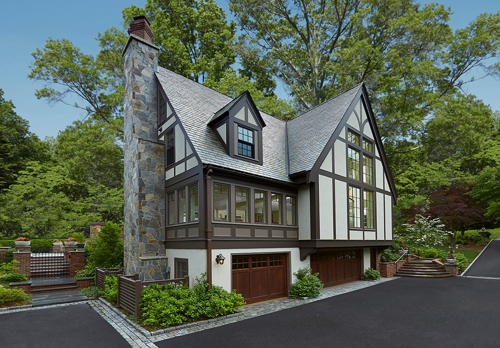 Пример оригинального дизайна: большой, трехэтажный дом в викторианском стиле с облицовкой из цементной штукатурки