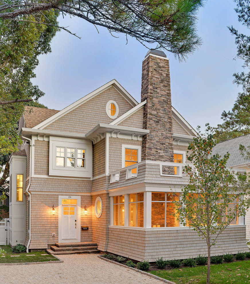 Cette image montre une façade de maison marron marine à un étage avec un revêtement mixte et un toit à deux pans.