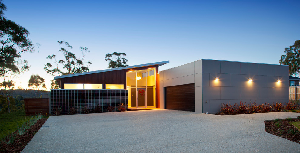 Idée de décoration pour une grande façade de maison multicolore minimaliste de plain-pied avec un revêtement mixte et un toit plat.
