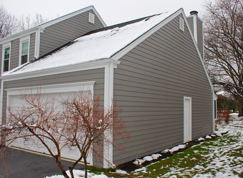 Diseño de fachada de casa gris tradicional de tamaño medio de dos plantas con revestimiento de aglomerado de cemento