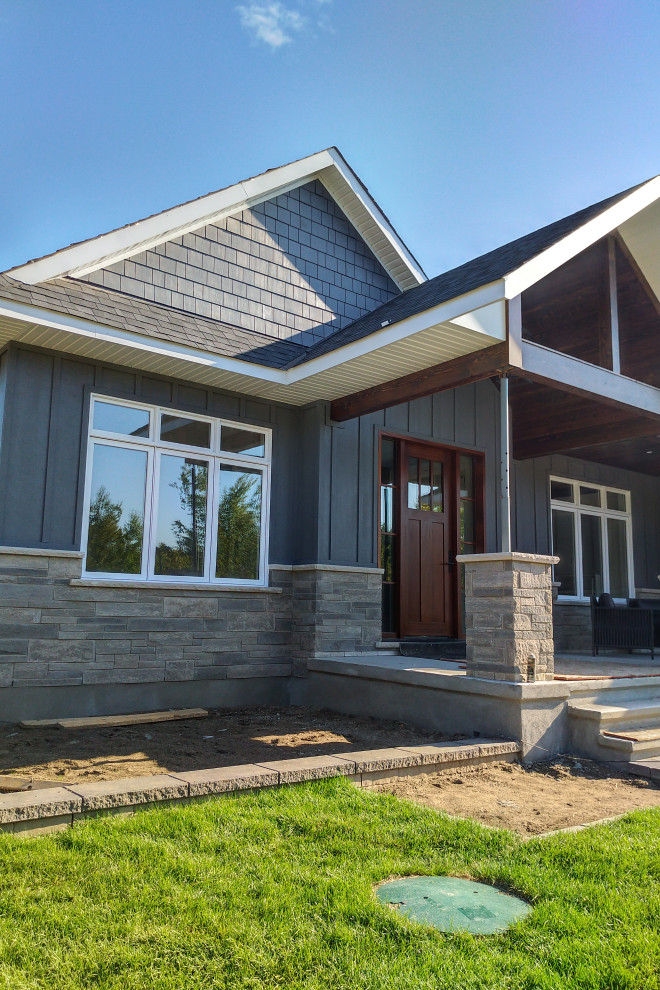 Einstöckiges Klassisches Einfamilienhaus mit Faserzement-Fassade, grauer Fassadenfarbe und Schindeldach in Ottawa
