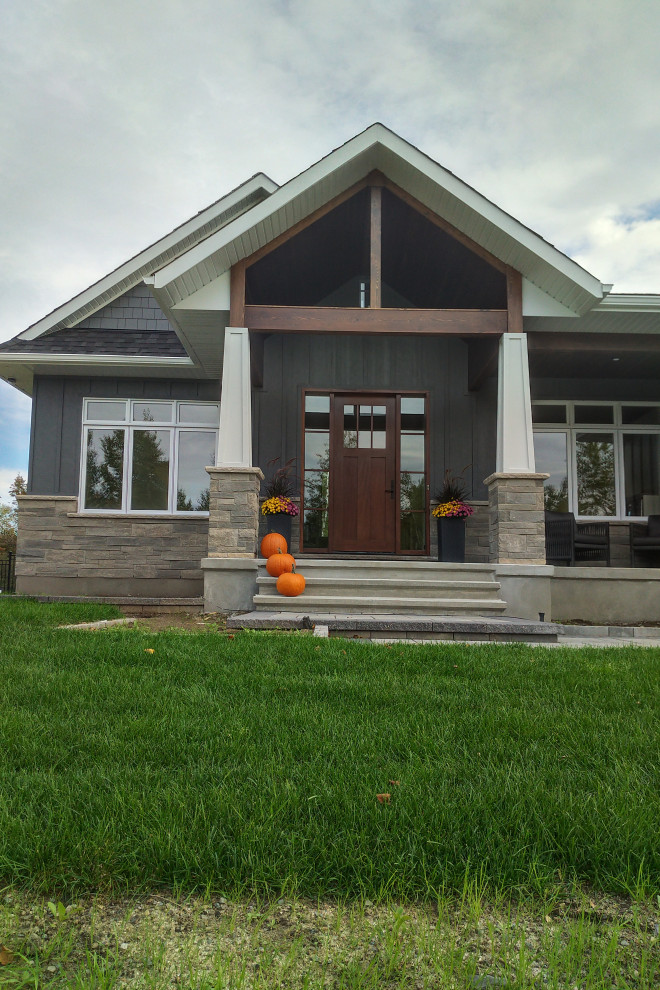 オタワにあるトラディショナルスタイルのおしゃれな家の外観 (コンクリート繊維板サイディング) の写真
