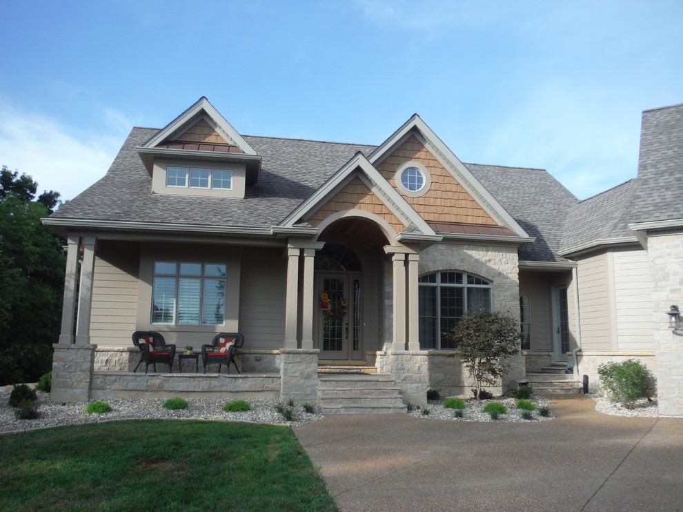 Mid-sized traditional gray one-story concrete fiberboard exterior home idea in St Louis
