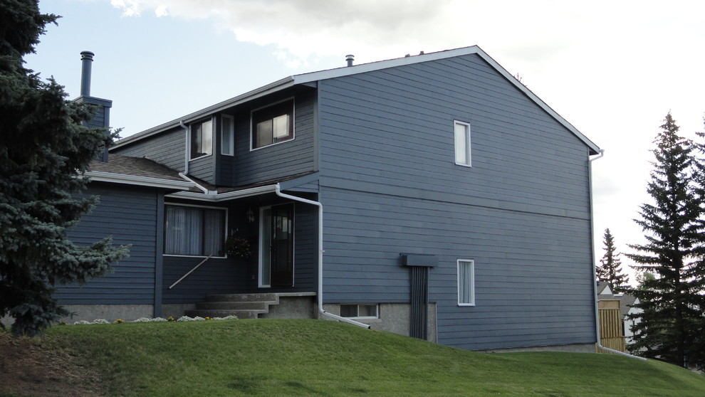 Inspiration pour une façade de maison bleue en panneau de béton fibré de taille moyenne et à un étage.