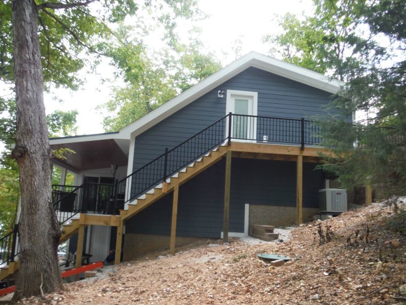 Kleines Haus mit Faserzement-Fassade und blauer Fassadenfarbe in St. Louis
