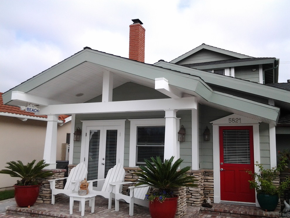 Mittelgroßes, Zweistöckiges Klassisches Haus mit Faserzement-Fassade und grauer Fassadenfarbe in Orange County