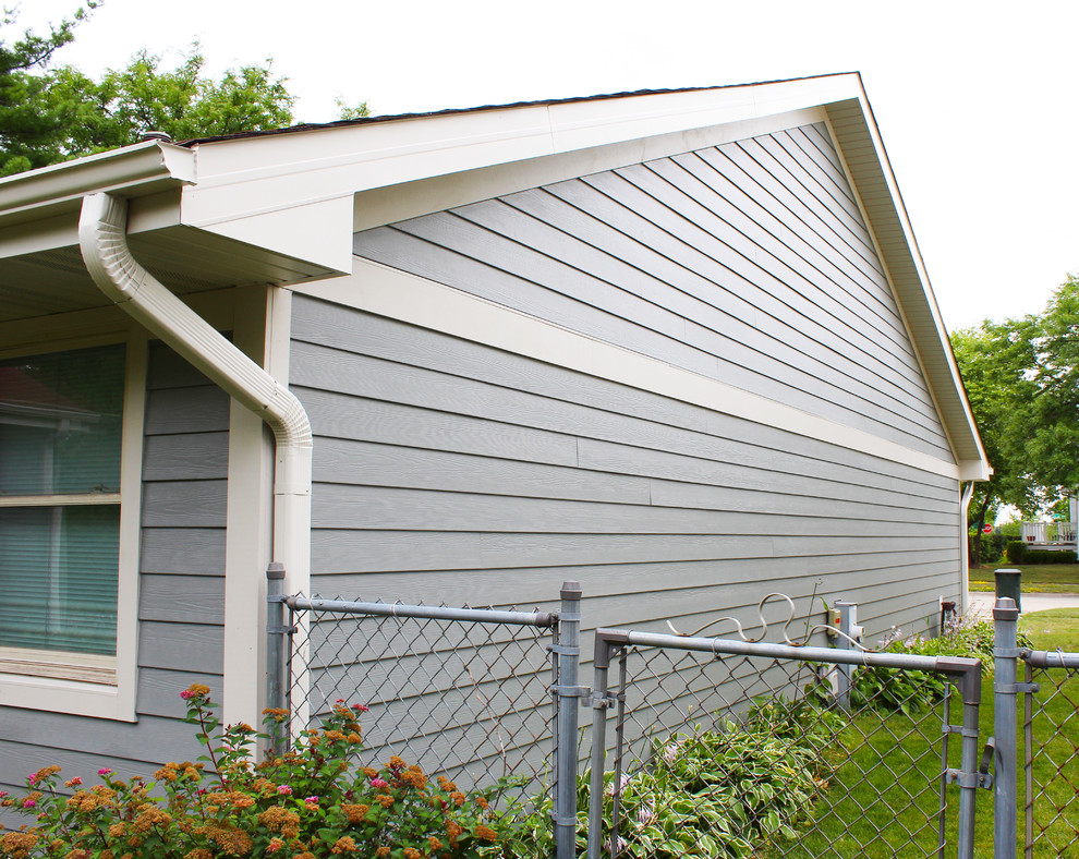 Kleines, Einstöckiges Stilmix Einfamilienhaus mit Faserzement-Fassade und grauer Fassadenfarbe in Chicago