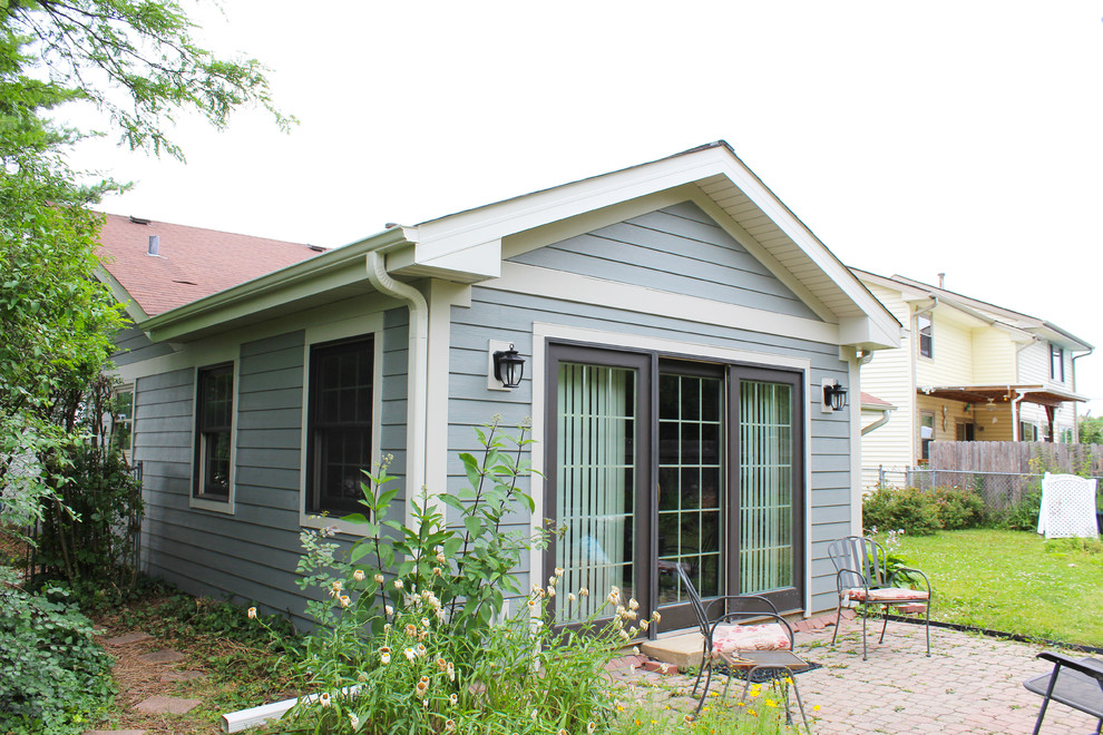 Kleines, Einstöckiges Eklektisches Einfamilienhaus mit Faserzement-Fassade und grauer Fassadenfarbe in Chicago