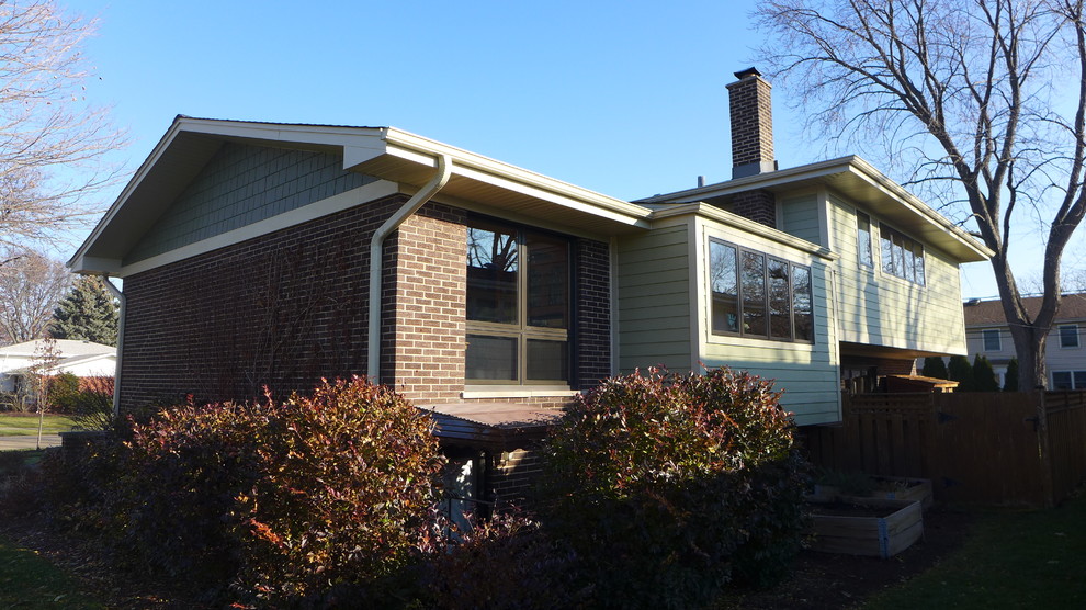 Country Einfamilienhaus mit Mix-Fassade und grüner Fassadenfarbe in Chicago