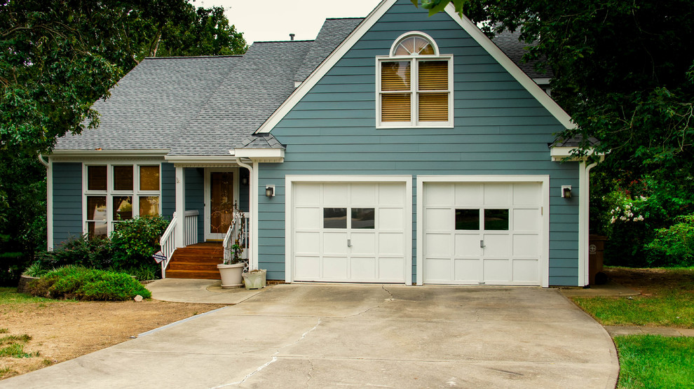 Стильный дизайн: двухэтажный, синий дом среднего размера в современном стиле с облицовкой из ЦСП и двускатной крышей - последний тренд