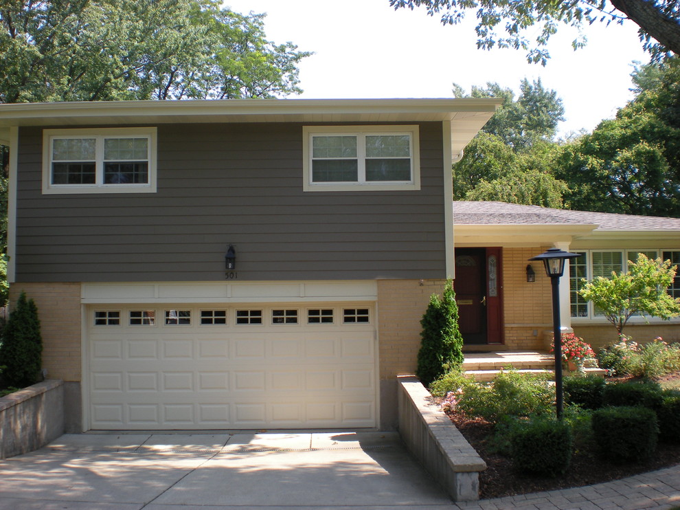 Design ideas for a traditional house exterior in Chicago.