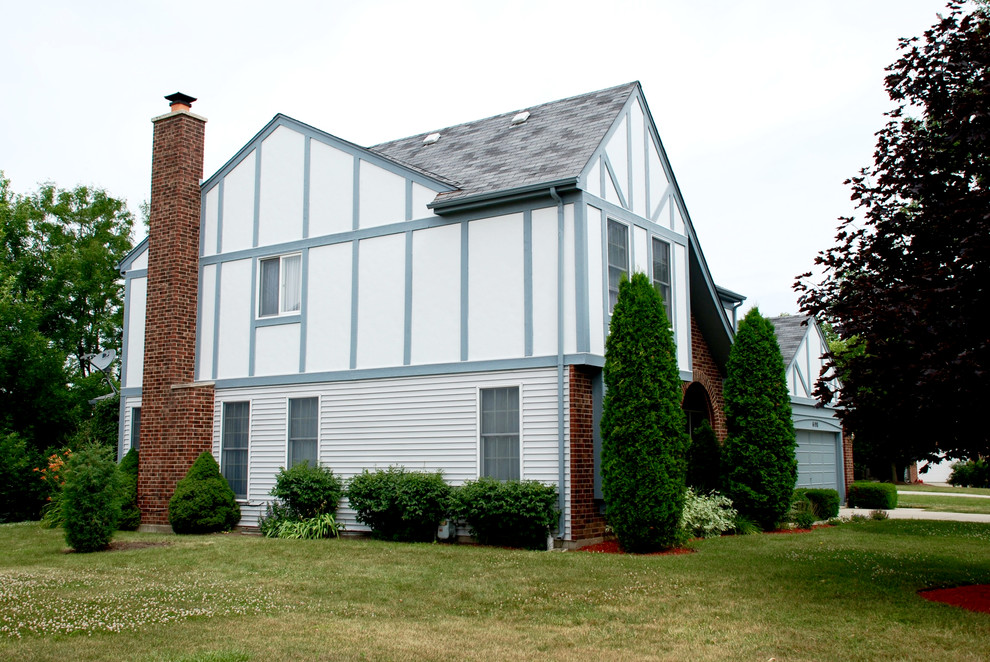 Mittelgroßes, Zweistöckiges Nordisches Einfamilienhaus mit weißer Fassadenfarbe, Putzfassade, Satteldach und Schindeldach in Sonstige