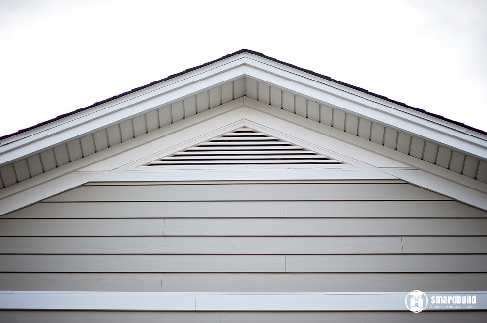 Idée de décoration pour une grande façade de maison beige craftsman en panneau de béton fibré à un étage avec un toit à deux pans et un toit en shingle.