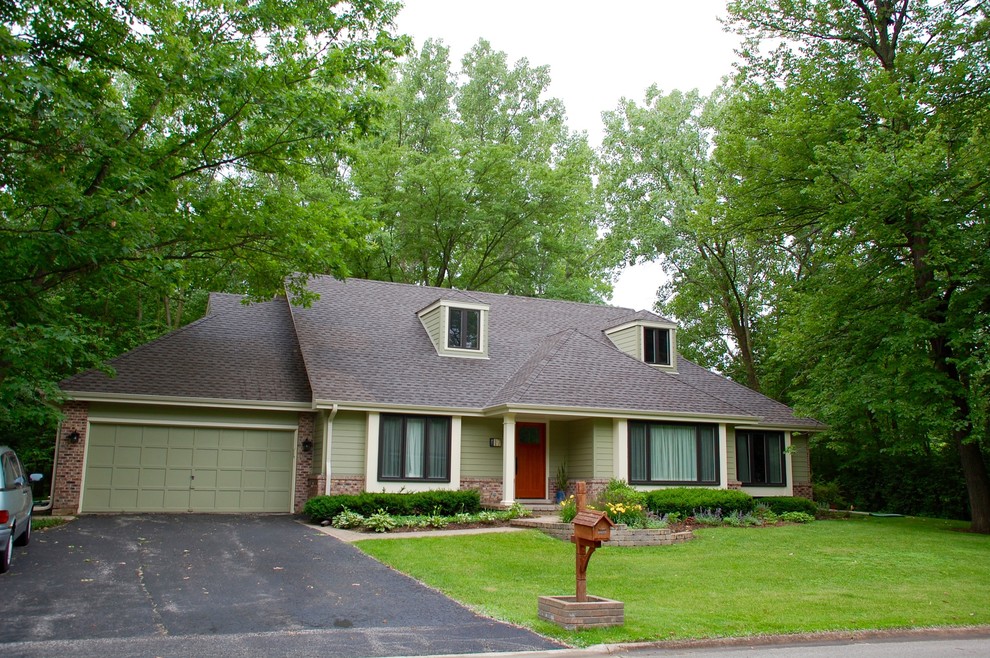 Example of a mid-sized classic green two-story concrete fiberboard gable roof design in Chicago