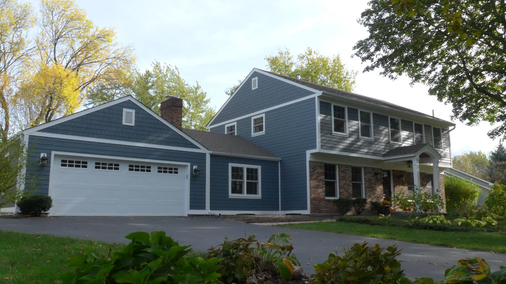 Aménagement d'une façade de maison bleue classique de taille moyenne et à niveaux décalés avec un revêtement mixte, un toit à deux pans et un toit en shingle.