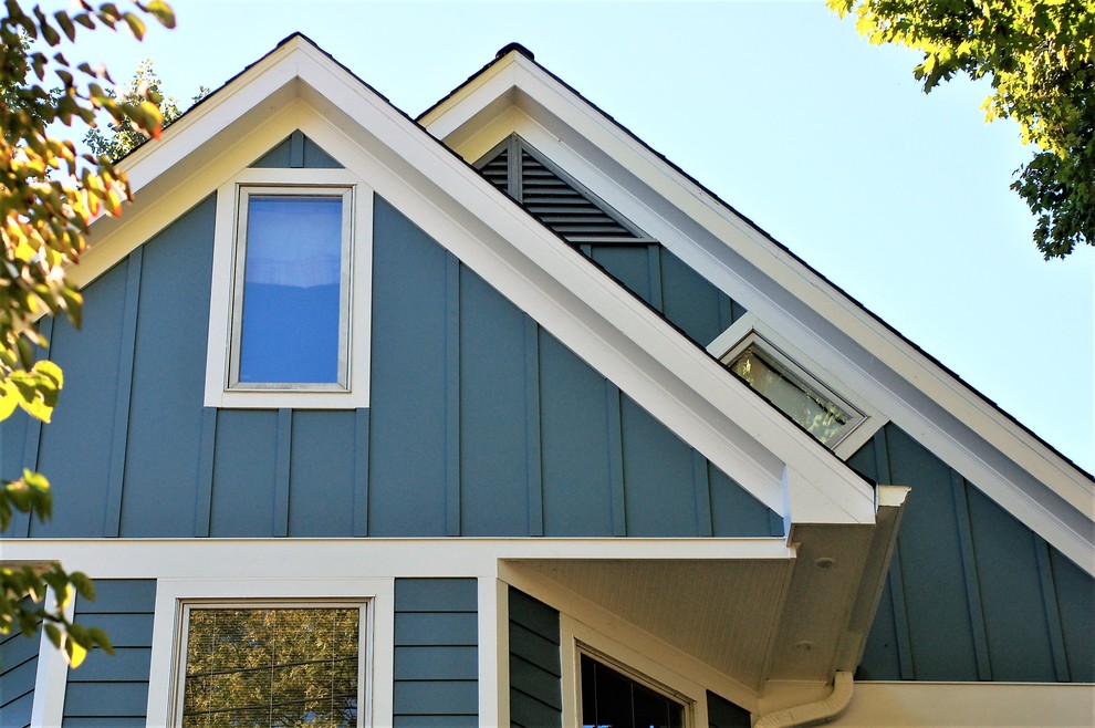 Diseño de fachada de casa azul de estilo de casa de campo con revestimiento de aglomerado de cemento