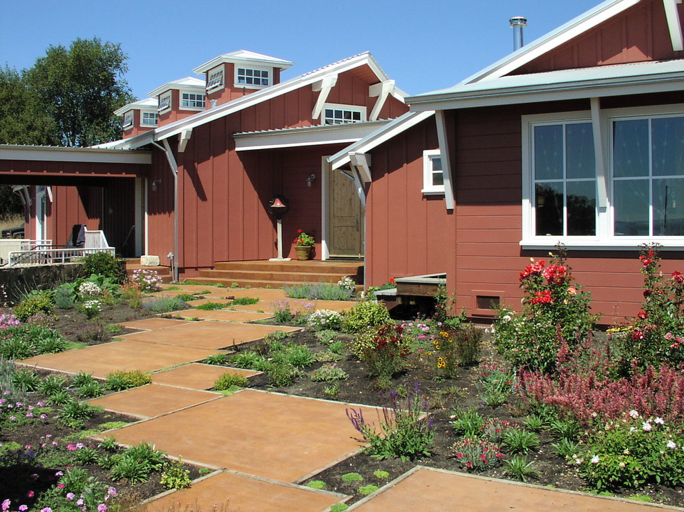 Geräumiges, Einstöckiges Country Einfamilienhaus mit Vinylfassade, roter Fassadenfarbe, Blechdach und Satteldach in San Francisco