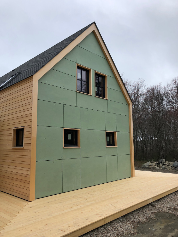 Idéer för att renovera ett funkis grönt hus, med två våningar, fiberplattor i betong, sadeltak och tak i shingel