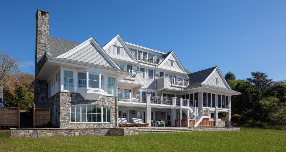 Imagen de fachada de casa beige y gris costera extra grande con revestimiento de madera, tejado a dos aguas, tejado de teja de madera y teja