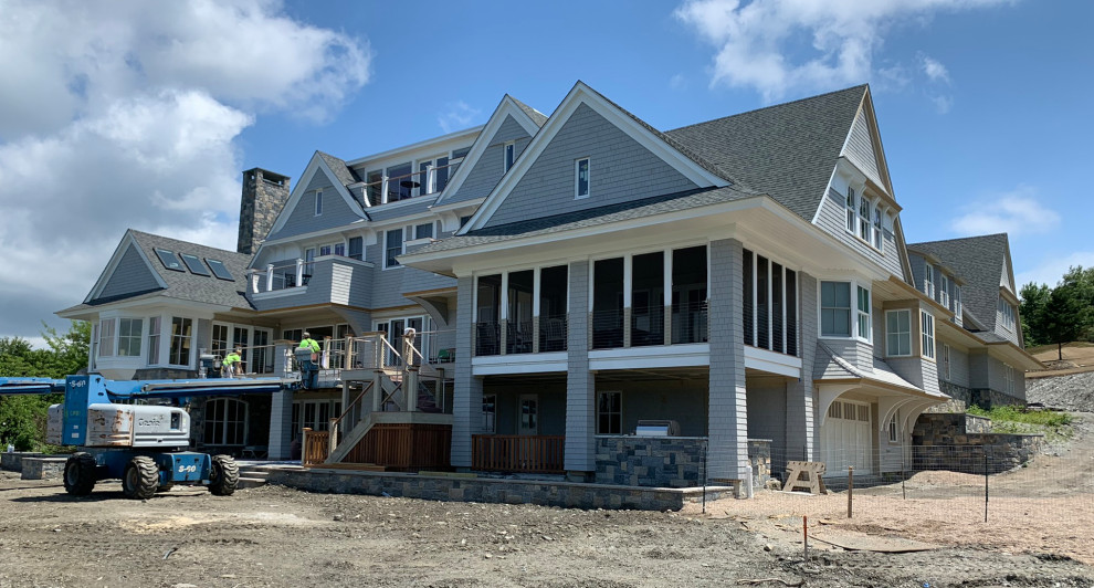 Geräumiges, Vierstöckiges Maritimes Haus mit grauer Fassadenfarbe, Satteldach und Schindeldach in Boston