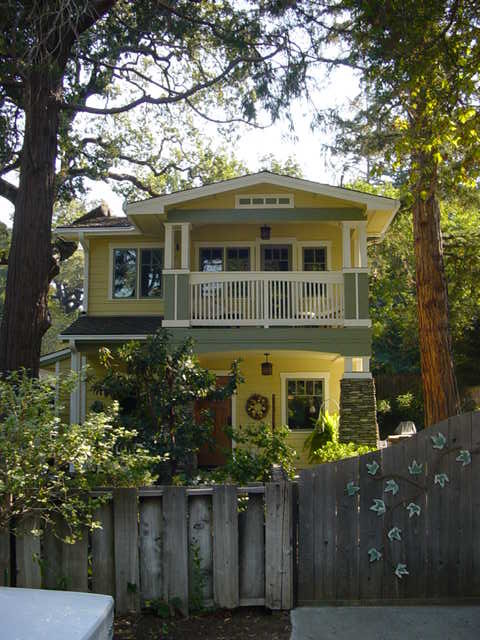 サンフランシスコにある低価格の小さなトラディショナルスタイルのおしゃれな二階建ての家 (コンクリート繊維板サイディング、黄色い外壁) の写真