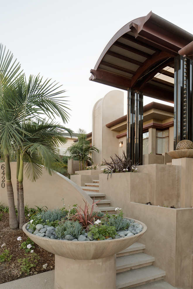 Großes, Zweistöckiges Modernes Einfamilienhaus mit Putzfassade, beiger Fassadenfarbe, Walmdach und Schindeldach in San Diego