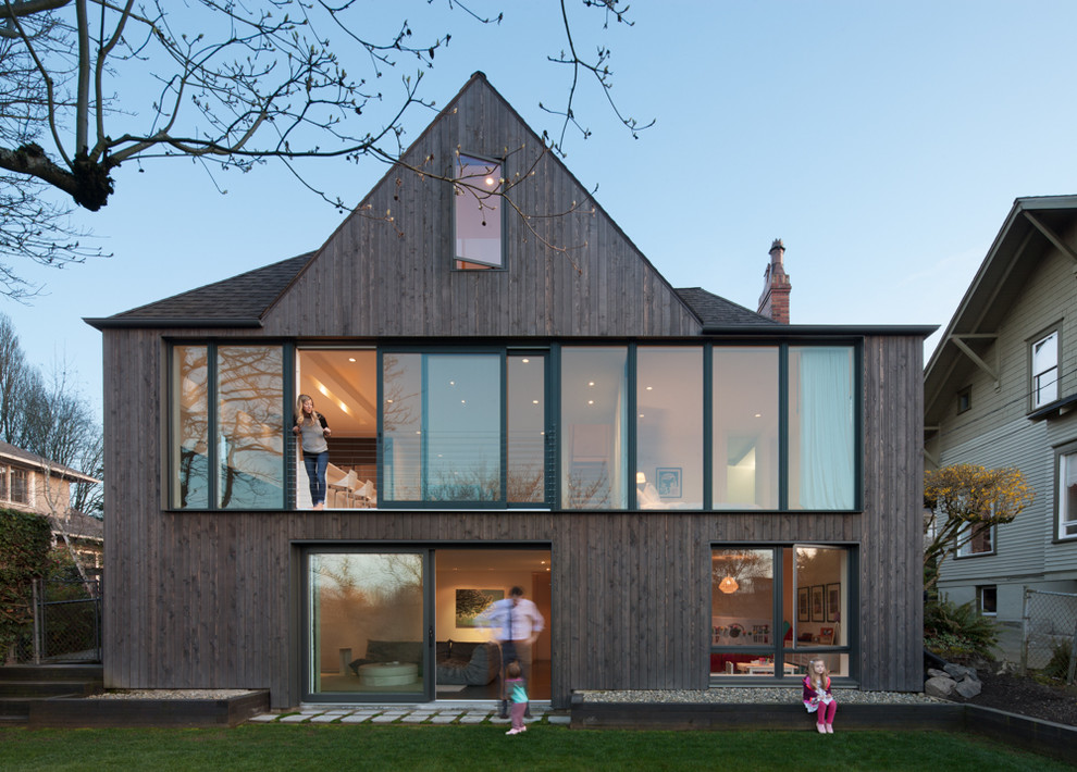 Idée de décoration pour une façade de maison design en bois à deux étages et plus.