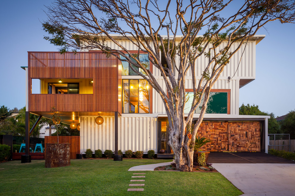 Großes, Dreistöckiges Modernes Containerhaus mit Mix-Fassade und Flachdach in Brisbane