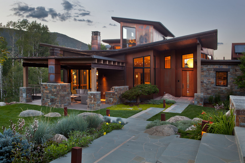 Geräumiges, Zweistöckiges Asiatisches Haus mit Mix-Fassade, brauner Fassadenfarbe und Pultdach in Denver