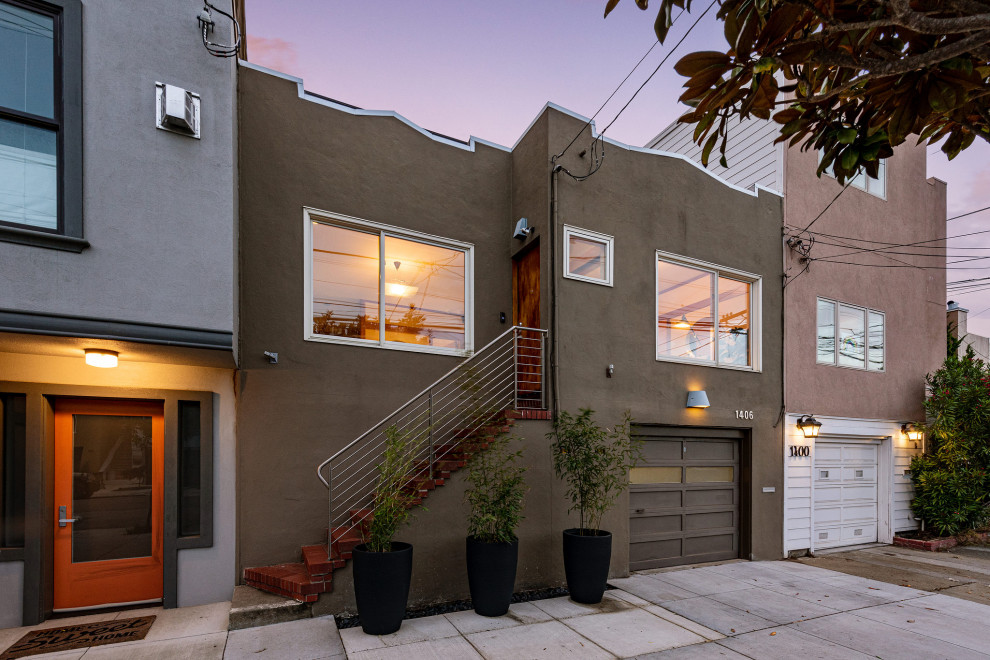Kleines, Einstöckiges Asiatisches Haus mit bunter Fassadenfarbe und Flachdach in San Francisco
