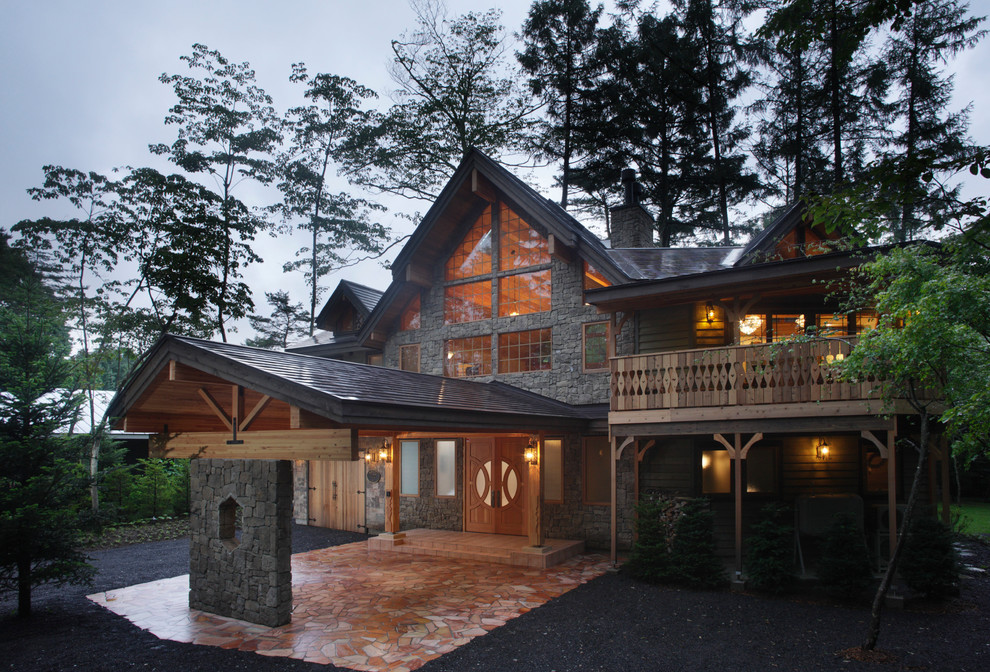 Foto de fachada de casa gris campestre de dos plantas con revestimiento de ladrillo