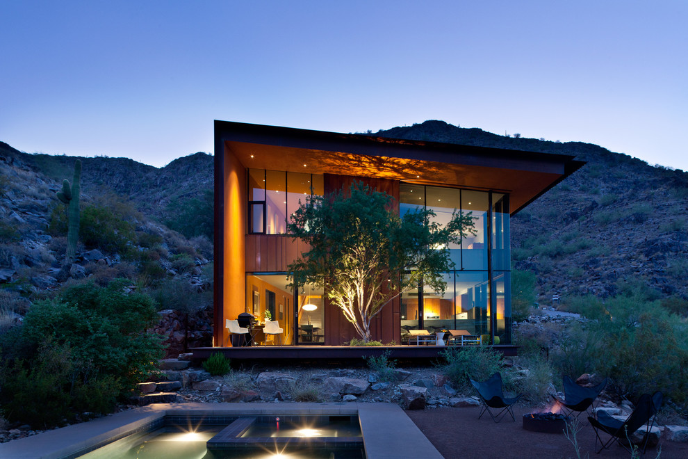 Zweistöckiges Modernes Haus mit Glasfassade in Phoenix