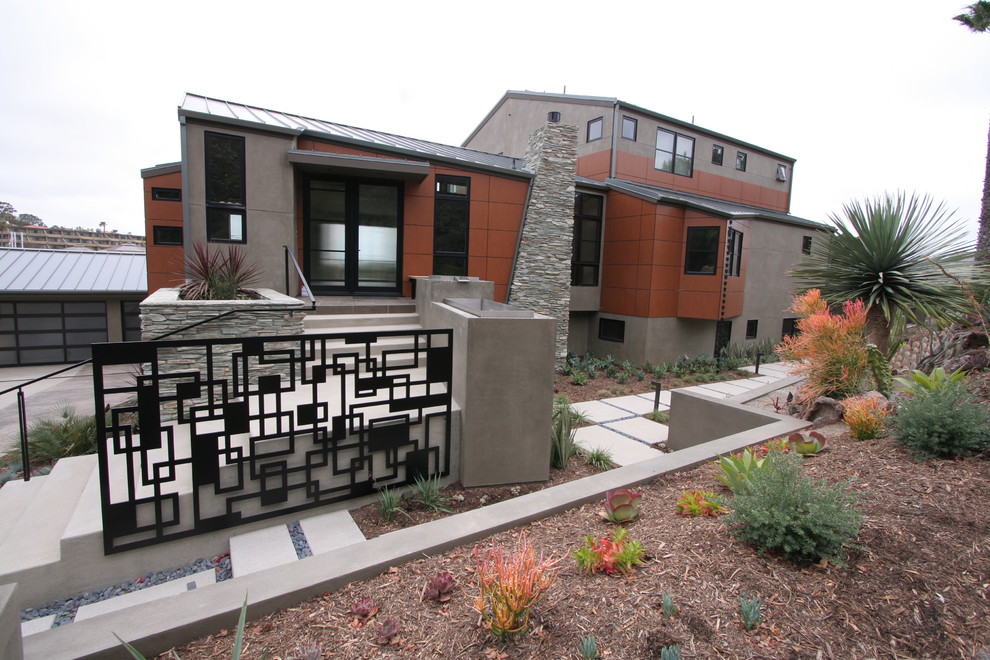 На фото: большой, трехэтажный, разноцветный дом в современном стиле с облицовкой из цементной штукатурки с